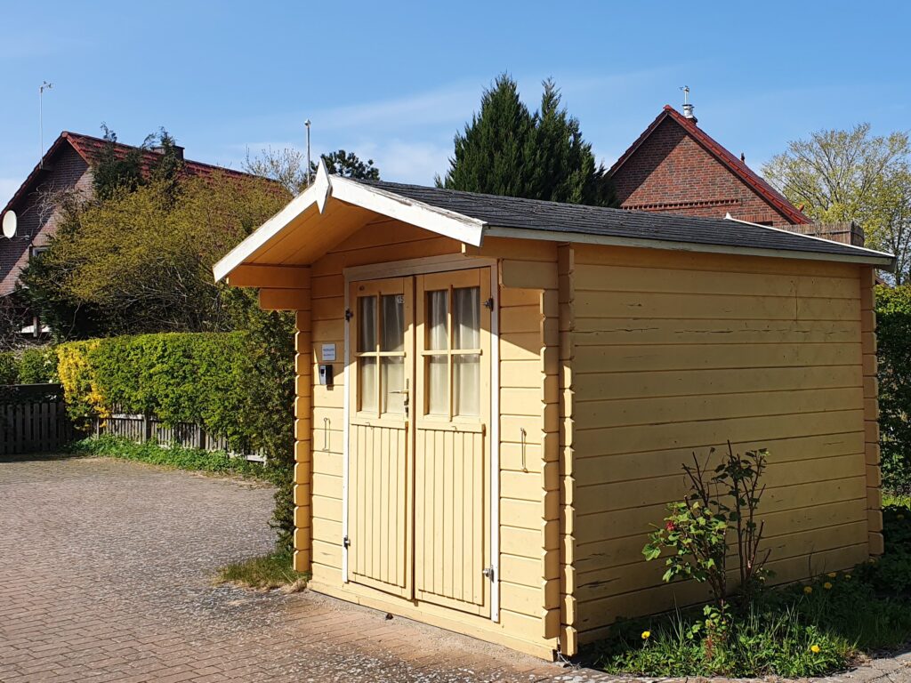 Zugehöriger Fahrradschuppen neben dem Ferienhaus in Zingst.