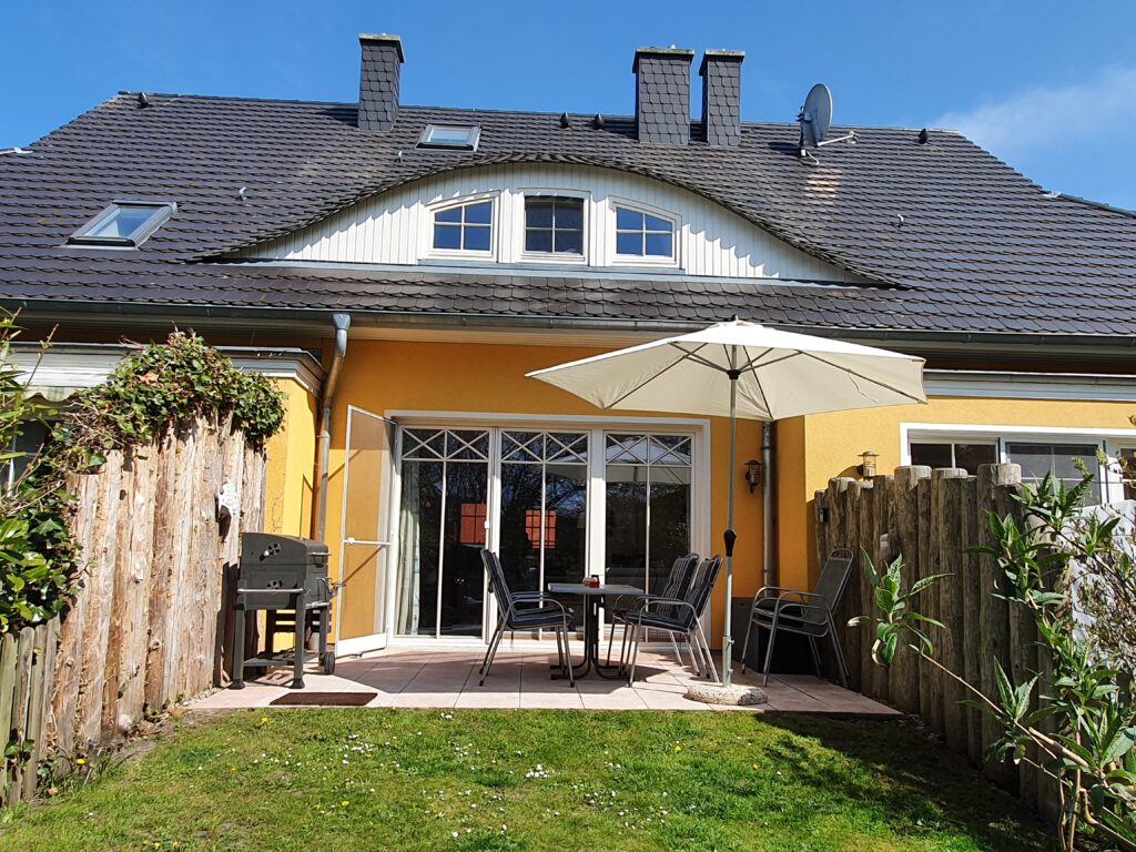 Eingezäunter Garten mit Terrasse des Ferienhauses Herzmuschel Zingst