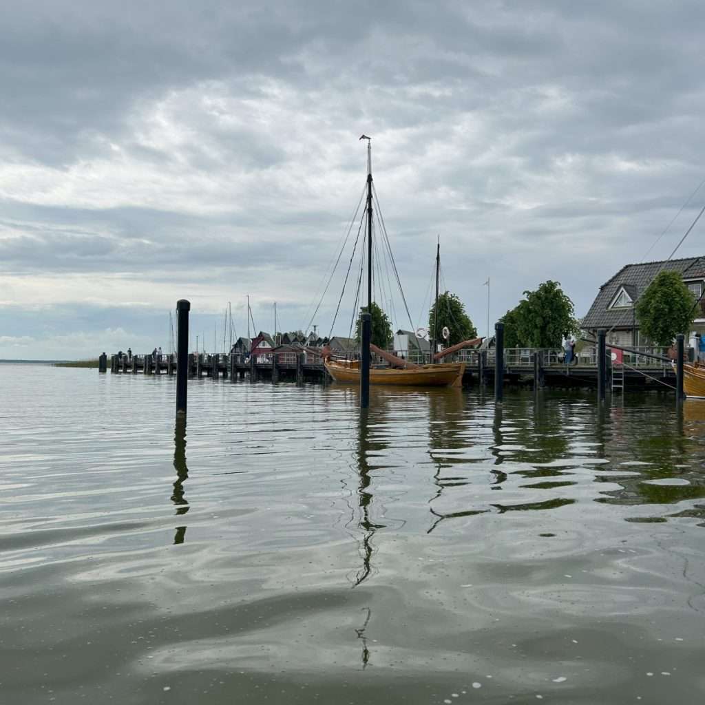 Zeesenboot im Hafen von Althagen.