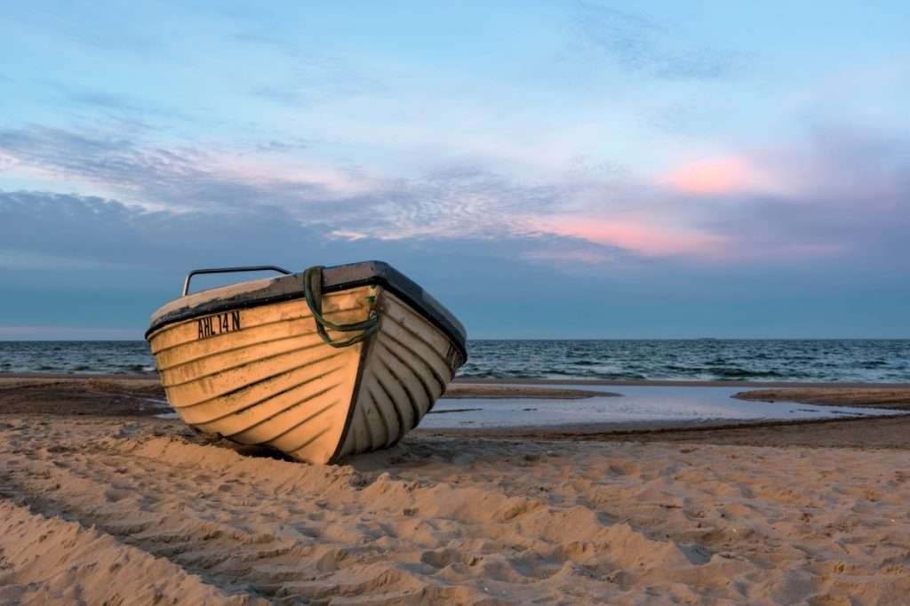 Ruderboot aus Holz am Ostseestrand