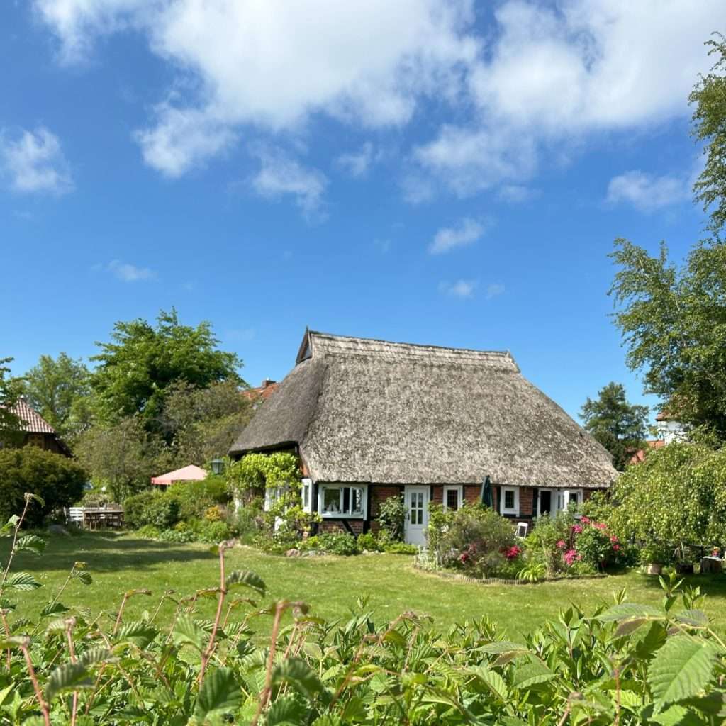 Ein altes reetgedecktes Kapitänshaus mit wunderschönem Garten im Zentrum von Zingst.-