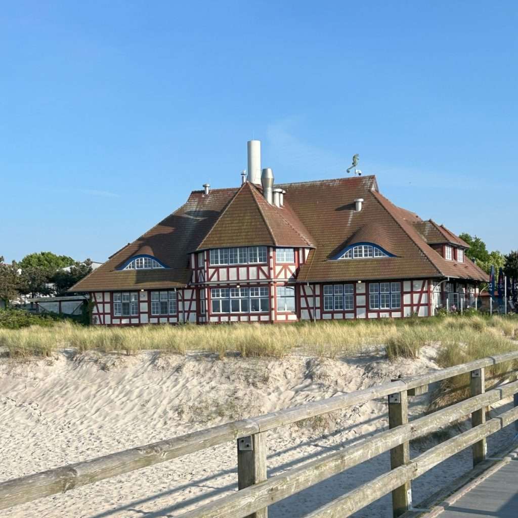 Kurhaus an der Seebrücke von Zingst.