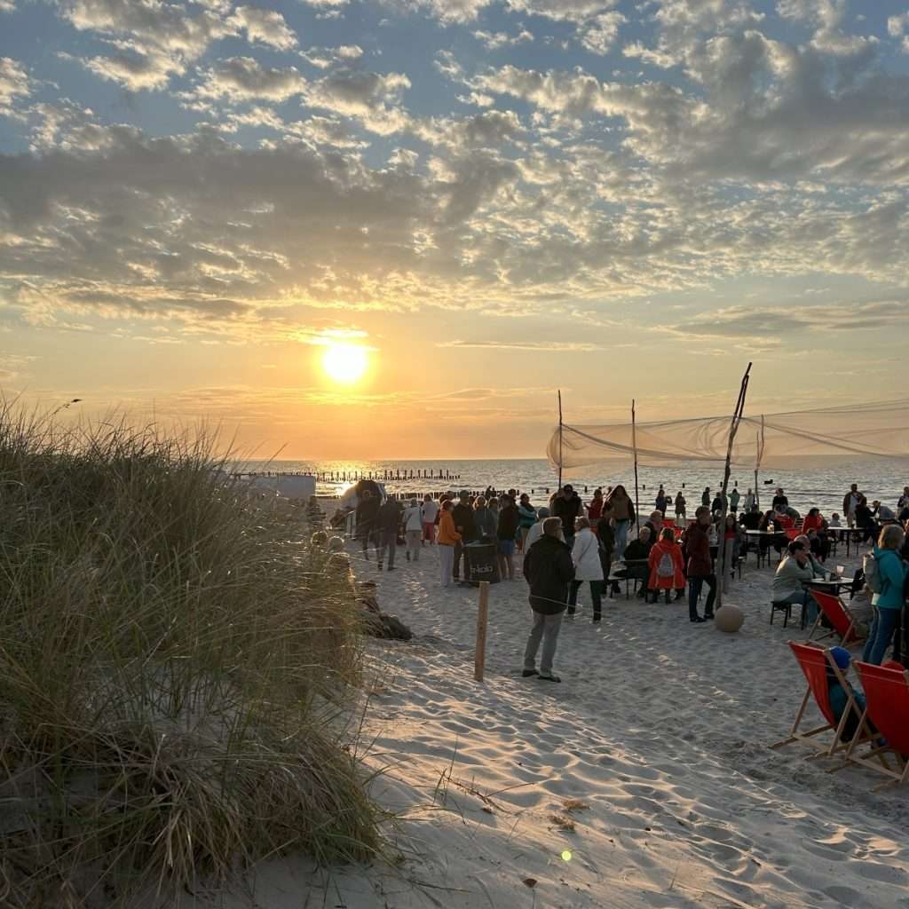 Tanzworkshop bei Sonnenuntergang am Strand von Zingst.