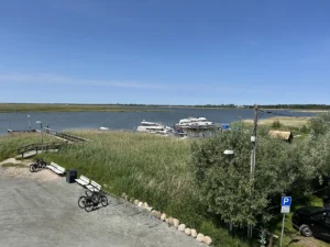 Blick über den Zingster Strom und die Vogelschutzinsel Kirr.