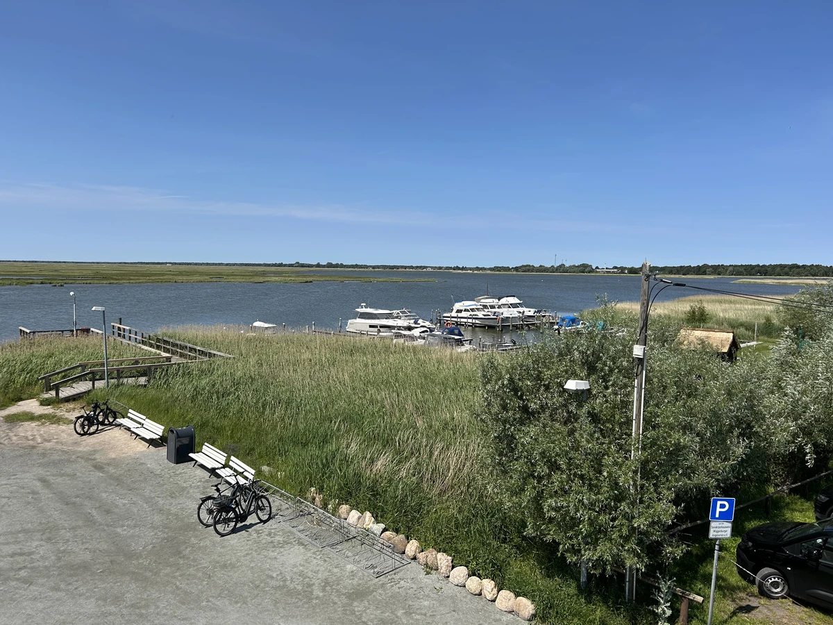 Blick über den Zingster Strom und die Vogelschutzinsel Kirr.